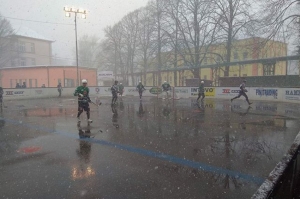 Zápas Třinec - Hokejmarket Skalica sa hral naozaj v náročných podmienkach.
