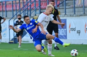 Gabriel Halabrín (v modrom) v súboji o loptu s domácim Tomášom Kubíkom. V zápase 1. kola Fortuna ligy MFK Ružomberok - FK Senica 0:0.
