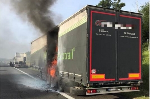 Aktuálne: Na diaľnici pri Stupave horí kamión