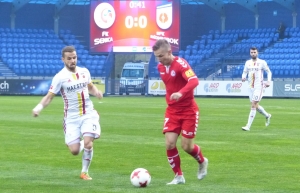 Denis Duga (v červenom) v súboji s Dominikom Kuncom v zápase 13. kola Fortuna ligy FK Senica - MFK Ružomberok.