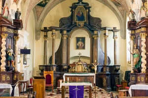  Barokový oltár v Kostole Všetkých svätých v Sološnici pochádza z konca 17. storočia.
