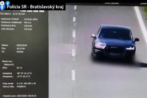 VIDEO: Vodič Audi Q7 prefrčal diaľnicou D2 rýchlosťou 214 km/h