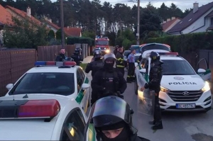 Polícia zasahovala v Plaveckom Štvrtku, horel tam dom, bilo sa tam 100 obyvateľov a napadli aj policajta
