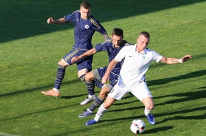 Ľubo Ulrich (v bielom) v zápase minulej sezóny proti béčku Slovana Bratislava.
