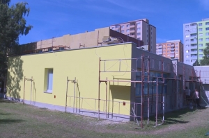 VIDEO: V Senici sa počas leta rekonštruujú  budovy pre škôlkárov a tešiť sa môžu aj na nové detské ihrisko