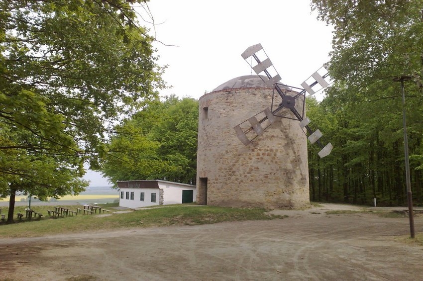 Veterný mlyn v Holíči                   /          foto: mapio.net