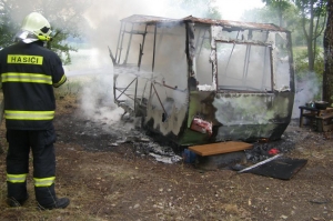 V Borskom Svätom Jure horí obytný karavan
