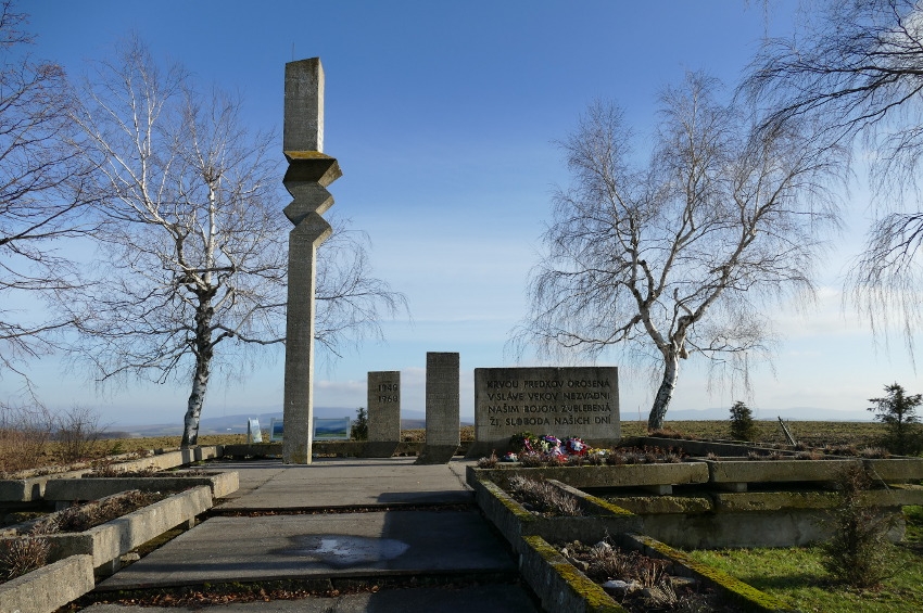 FOTO+Tip na výlet: Na počesť 12 padlým povstalcom bol U Klasovitých postavený pamätník