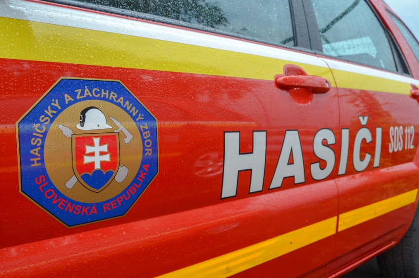 V Hlbokom horelo osobné auto a dodávka, zasahovali hasiči zo Senice a z DHZO Jablonica