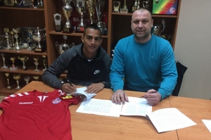 Frank Castañeda (vľavo) po podpise zmluvy s generálnym manažérom klubu Martinom Šnegoňom         FK Senica