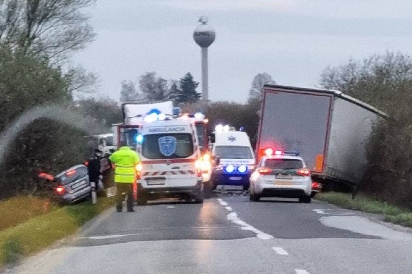 Aktualizácia: Zrážka auta s kamiónom na ceste Šaštín-Stráže - Čáry, vyjadrila sa aj vrtuľníková záchranka