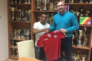 Diego Cuadros (vľavo) po podpise zmluvy s generálnym manažérom klubu Martinom Šnegoňom.